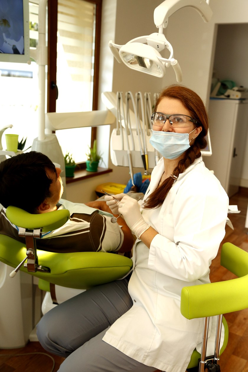 dr Elisabeta Hutan medic dentist implantolog